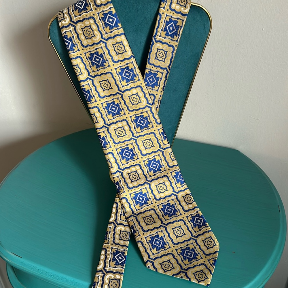 Montgomery Ward Classic Vintage Style Men’s Blue Yellow Tile Print Tie Accessory